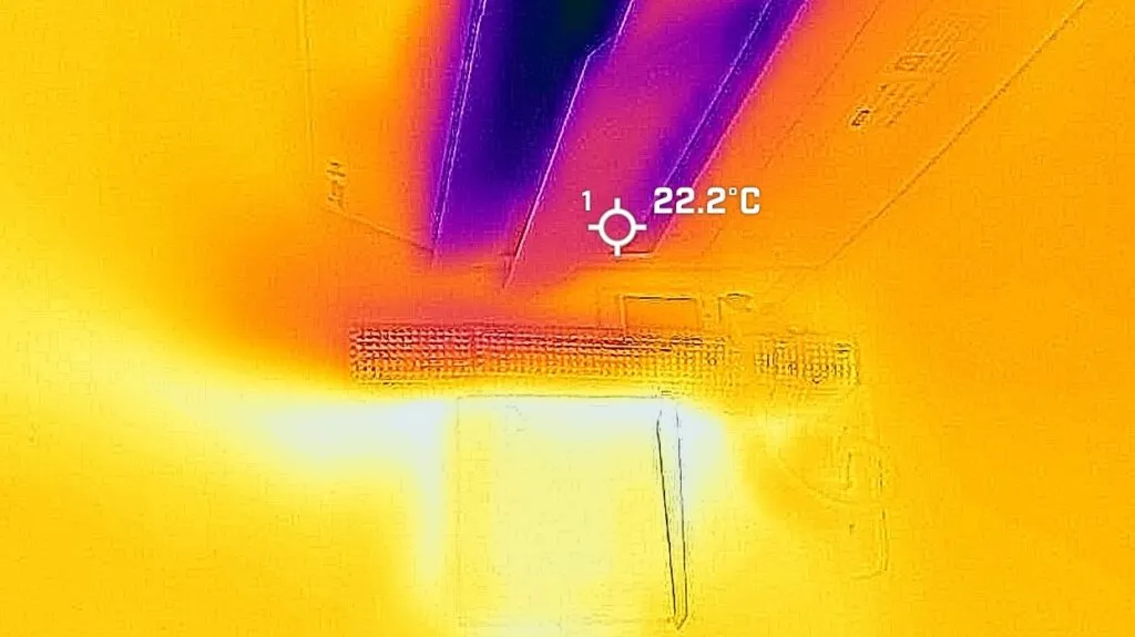 サーモカメラで壁際の外気漏れないことも確認